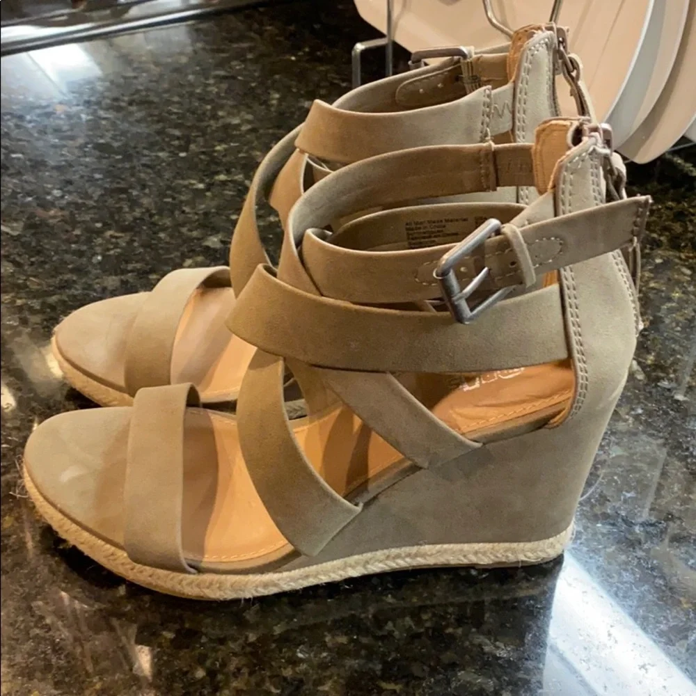 Tan Brash Wedge Sandal Size 9